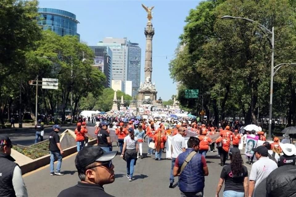 Tras marchar por Reforma, madres y familiares de desaparecidos protestan en el Ángel de la Independencia para exigir justicia.