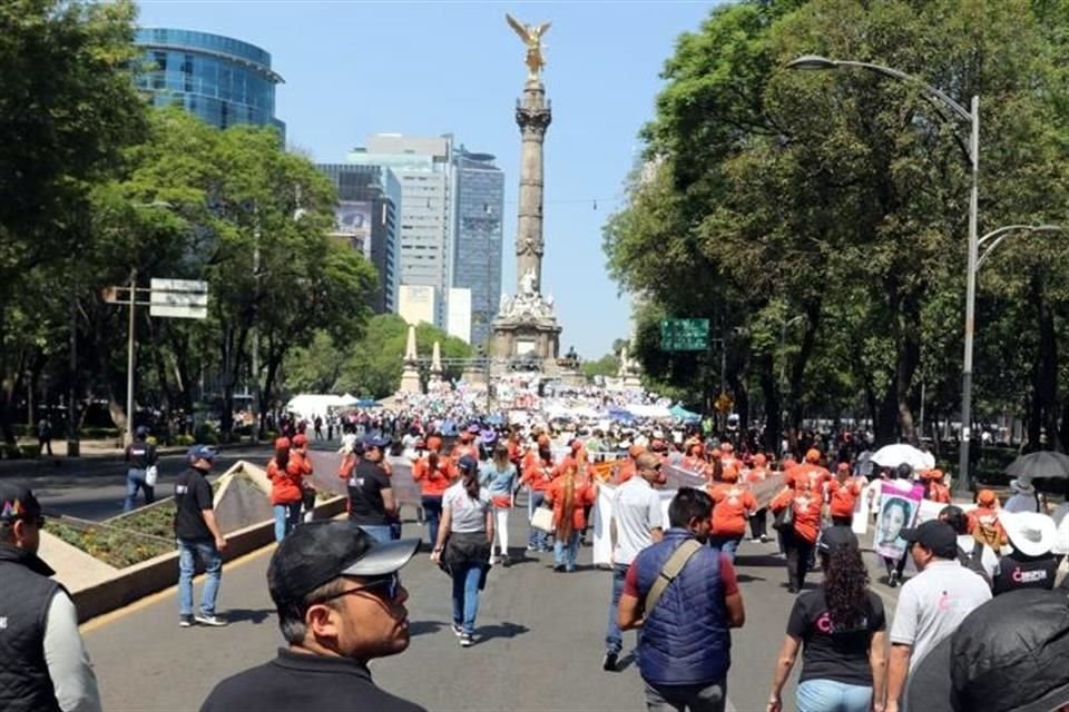 Tras marchar por Reforma, madres y familiares de desaparecidos protestan en el Ángel de la Independencia para exigir justicia.