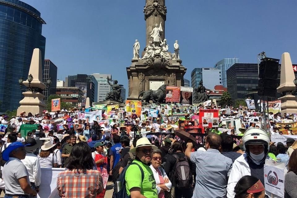 Tras marchar por Reforma, madres y familiares de desaparecidos protestan en el Ángel de la Independencia para exigir justicia.