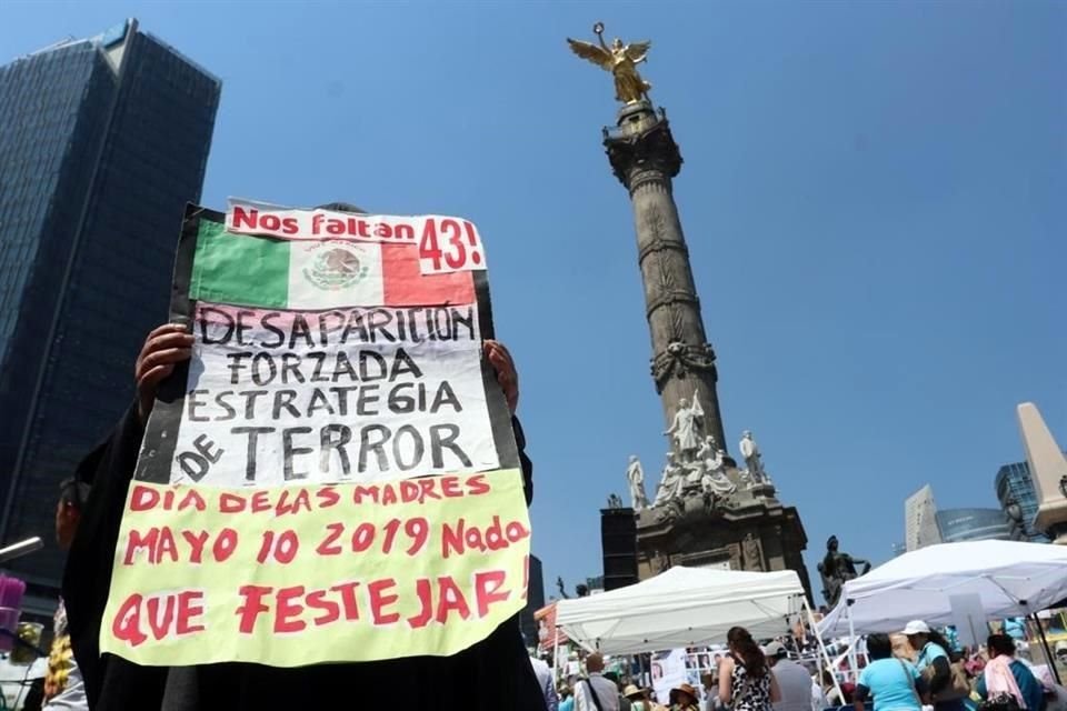Este Diez de Mayo no hay nada que celebrar, dijeron en la marcha que partió del monumento a la madre a el Angel de la Independencia.