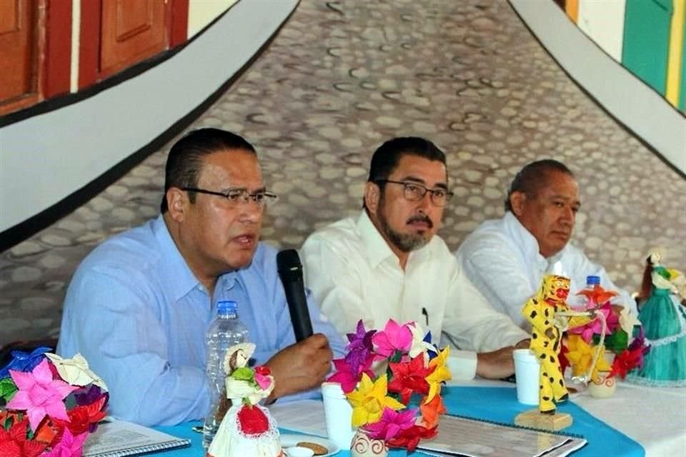 Eslava (azul) enfatizó que los avances en la búsqueda de desaparecidos, se han logrado gracias al incesante e incansable trabajo de miles de familias.