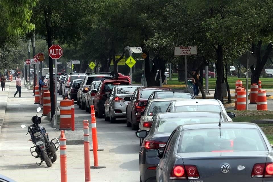 Los trabajos provocan tráfico en la zona.