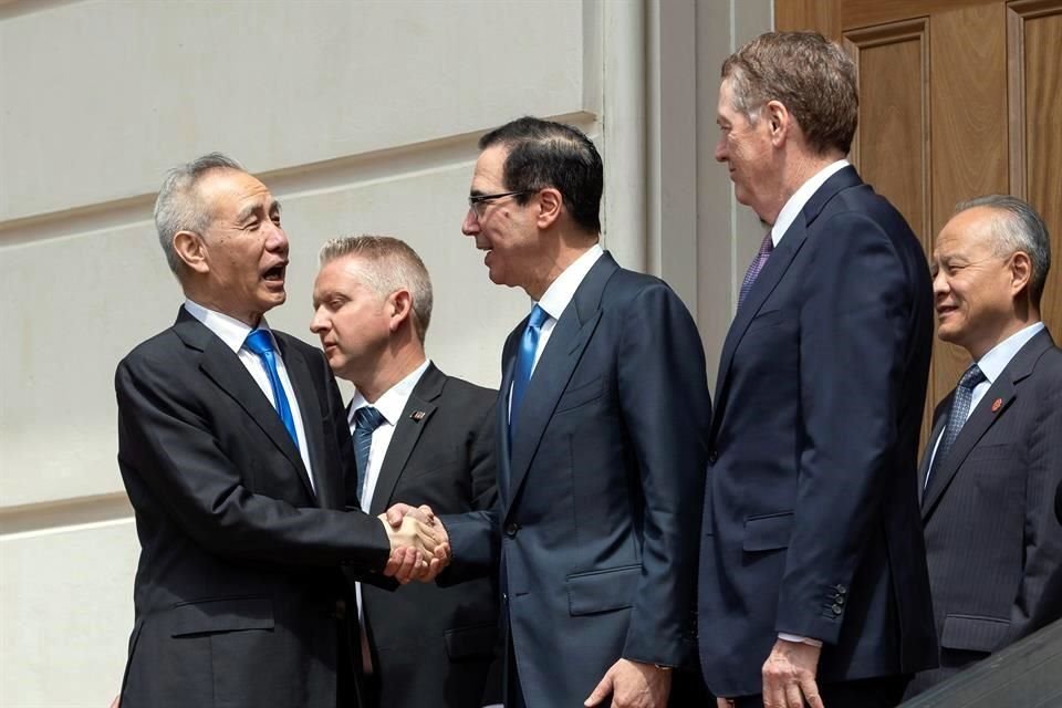 El viceprimer ministro chino, Liu He (izq), se despide del Secretario del Tesoro de EU, Steven Mnuchin (centro), y Robert Lighthizer, Representante de Comercio estadounidense.