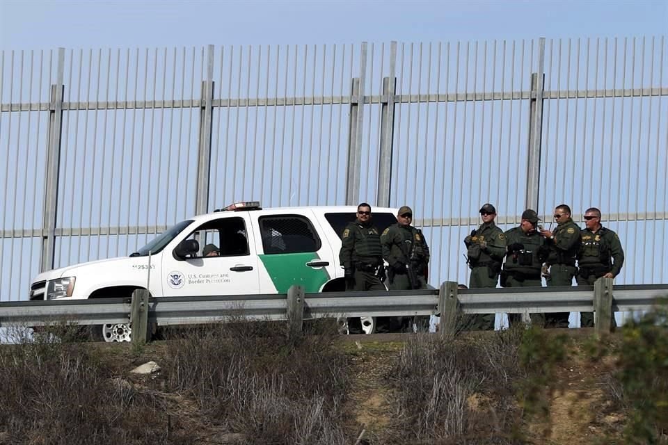 Agentes de EU organizan vuelos con migrantes para reubicarlos en otros centros de detención por aumento de detenidos en frontera con México.