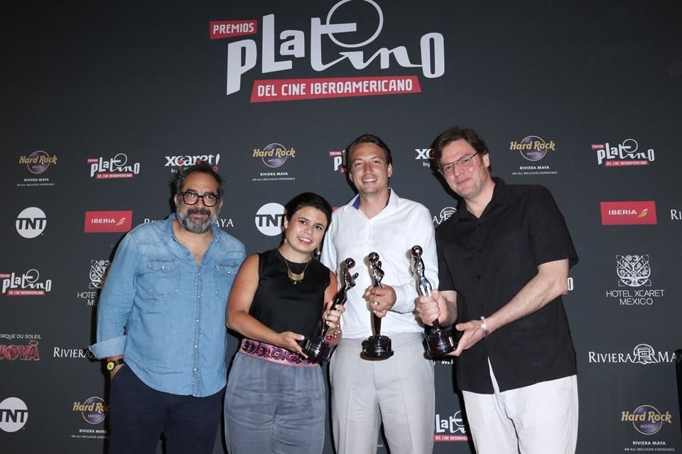 Los productores Gabriela Rodríguez y Nicolás Celis recibieron los galardones en ausencia del director Alfonso Cuarón y Aparicio.