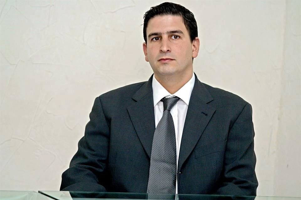 Gómez Casso utilizó, en diciembre de 2007, a una persona que se hizo pasar por él para evitar viajar de Canadá a México ante el temor de ser detenido.