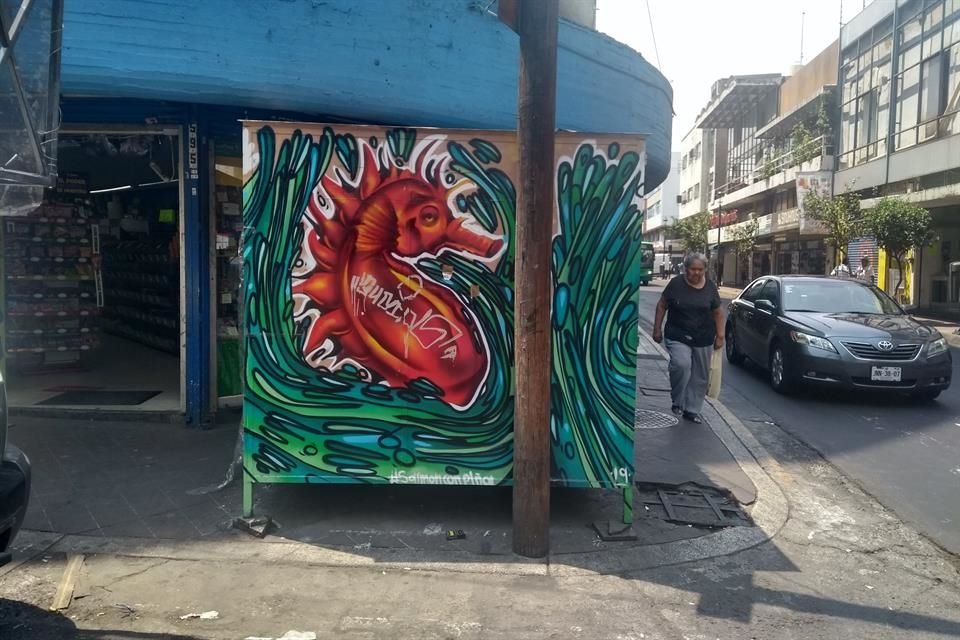 Para tratar de inhibir el graffiti en GDL, el Instituto Municipal de Atención a la Juventud ha buscado bardas e incluso botes de basura para que los jóvenes se expresen a través de la pintura.