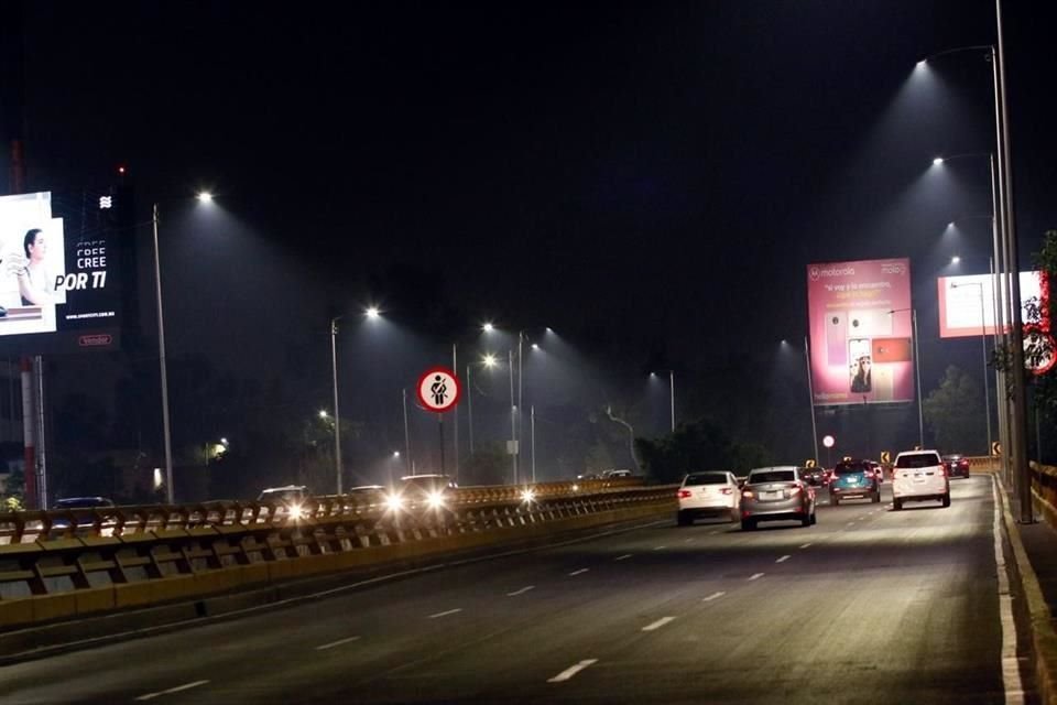 La contaminación en la capital era visible aún de noche.