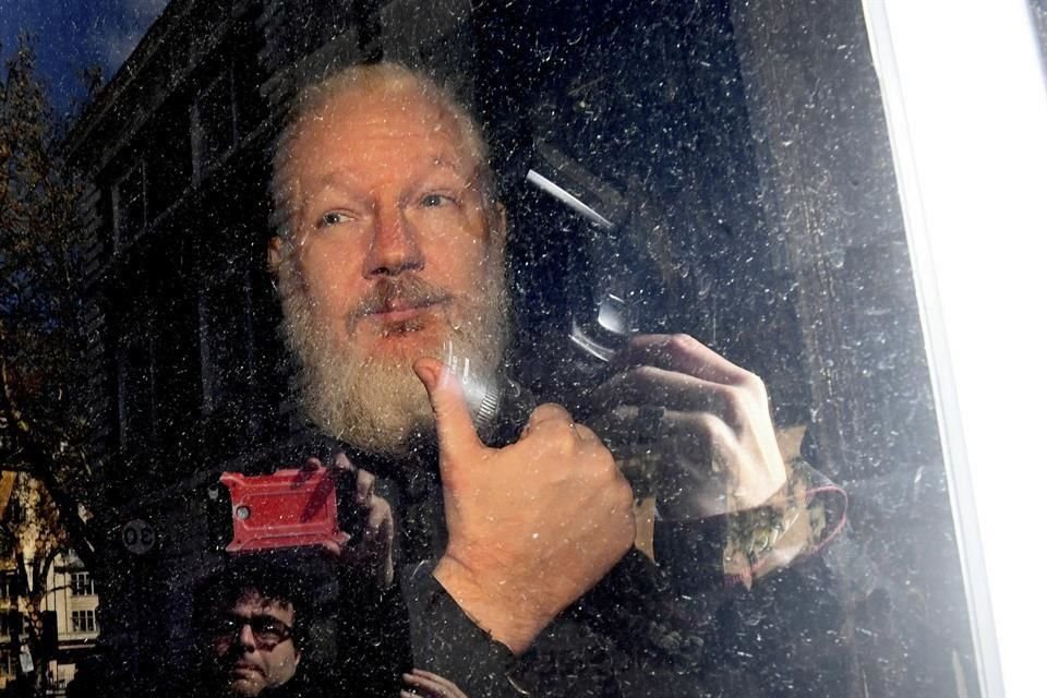 Baltasar Garzón, abogado de Assange, califica la entrega a EU de las pertenencias de su defendido de 'absoluta vulneración de Ecuador de la institución de asilo'.