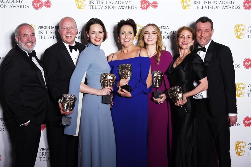 El elenco de 'Killing Eve' posa con los premios que ganó la serie.