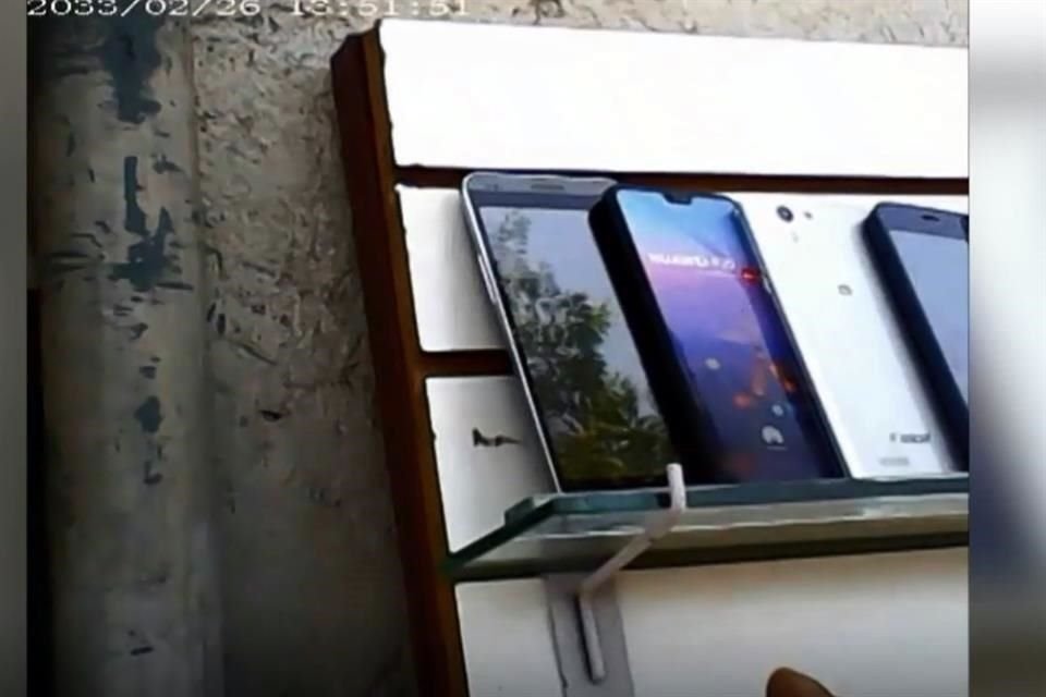 A pesar de la venta de fundas para celulares, cargadores, micas y móviles usados o nuevos, los equipos 'fake' o 'dummy' no están a la vista de todos los clientes.