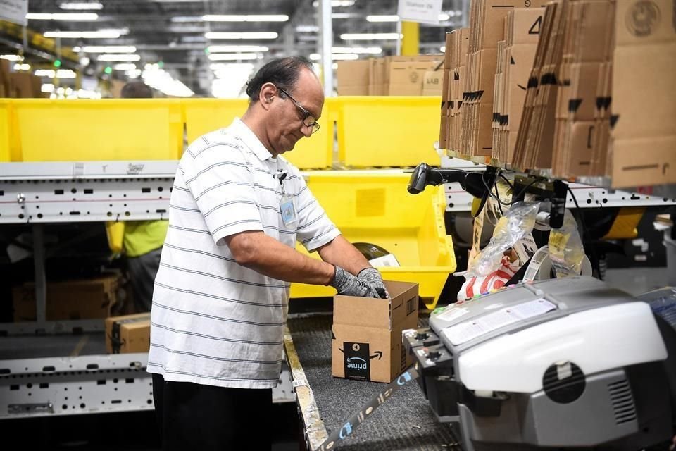 El plan muestra el intento de Amazon por reducir su mano de obra y aumentar sus beneficios.