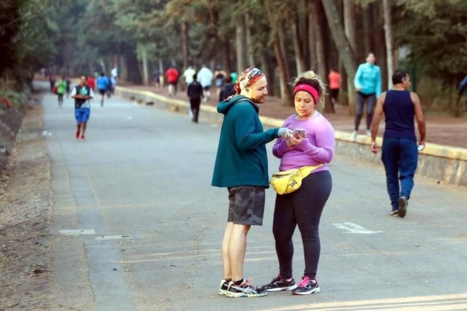 Aunque la Came llamó desde el domingo a evitar actividades al aire libre, hay quienes se ejercitan normalmente en sitios como el Bosque de Tlalpan.