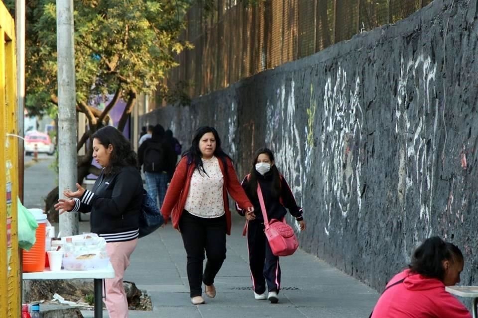 Esta mañana, padres de familia en escuelas se dijeron preocupados por que sus hijos no puedan desarrollarse de forma libre y algunos los protegieron con cubrebocas o bufandas.