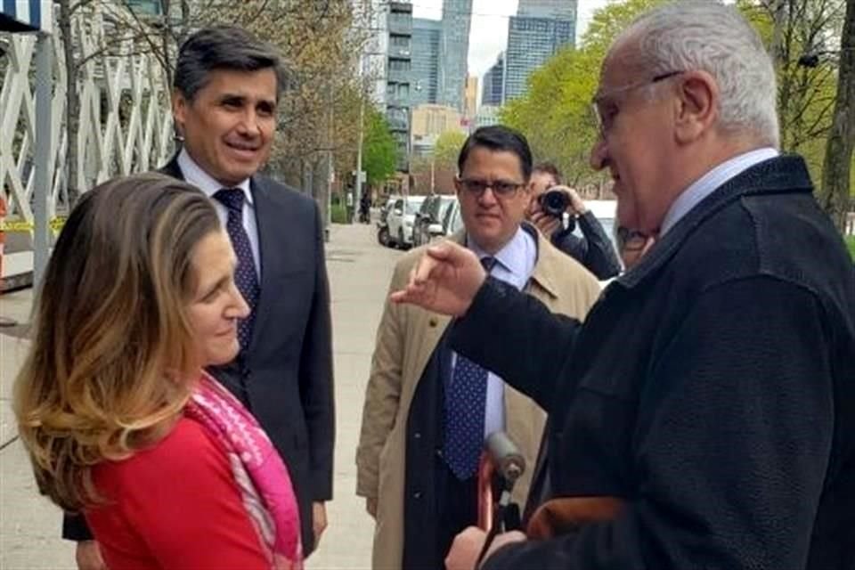 Jesús Seade informó que los acompañaba también el Embajador de México en Canadá, Juan José Gómez Camacho, y el Cónsul mexicano en Toronto, Porfirio T. Muñoz-Ledo.