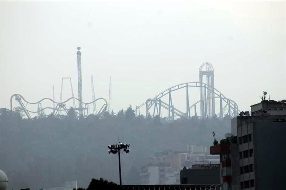 A las 18:30 horas del martes 14 de mayo, el paisaje de Six Flags lucía opaco por la muy mala calidad del aire.