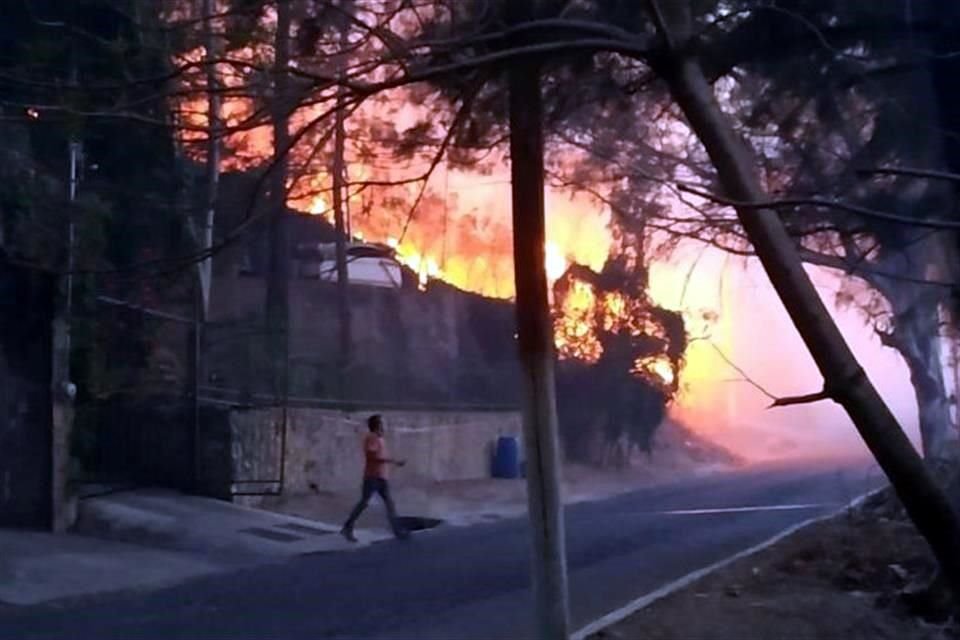 Antes de que llegaran las autoridades, los vecinos humedecieron los alrededores de sus viviendas, para evitar riesgos. 