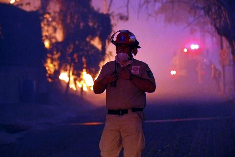 Durante el anochecer, la nube de humo era visible desde la Carretera a Nogales. 
