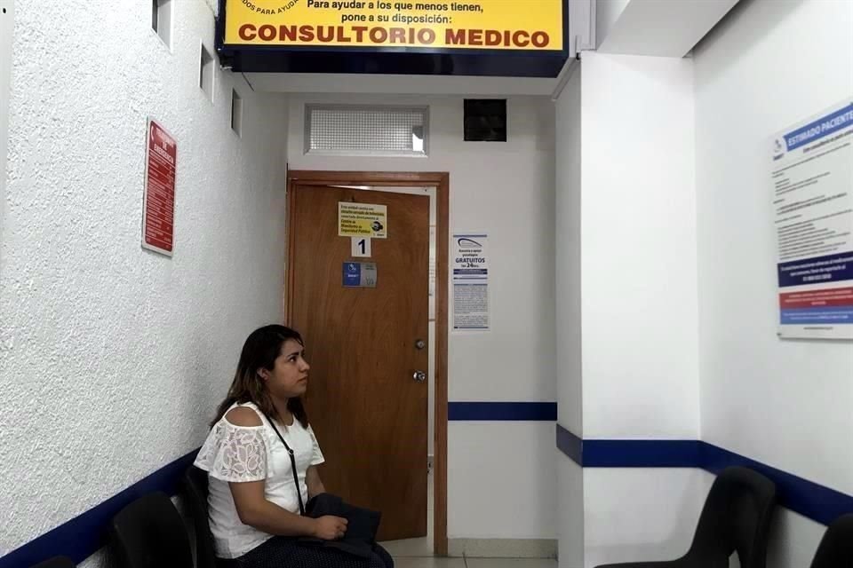 La capacitación se dará a 600 médicos generales de mil 561 consultorios de 11 mil farmacias, distribuidos en todas las colonias de la ciudad,.