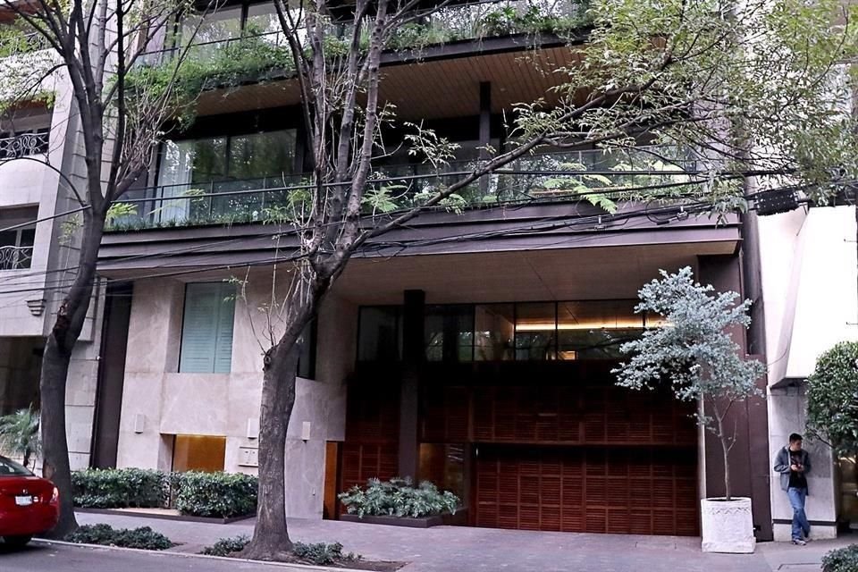 En este edificio de Campos Elíseos 71, en Polanco, se encuentra el departamento decomisado a Moisés Mansur.