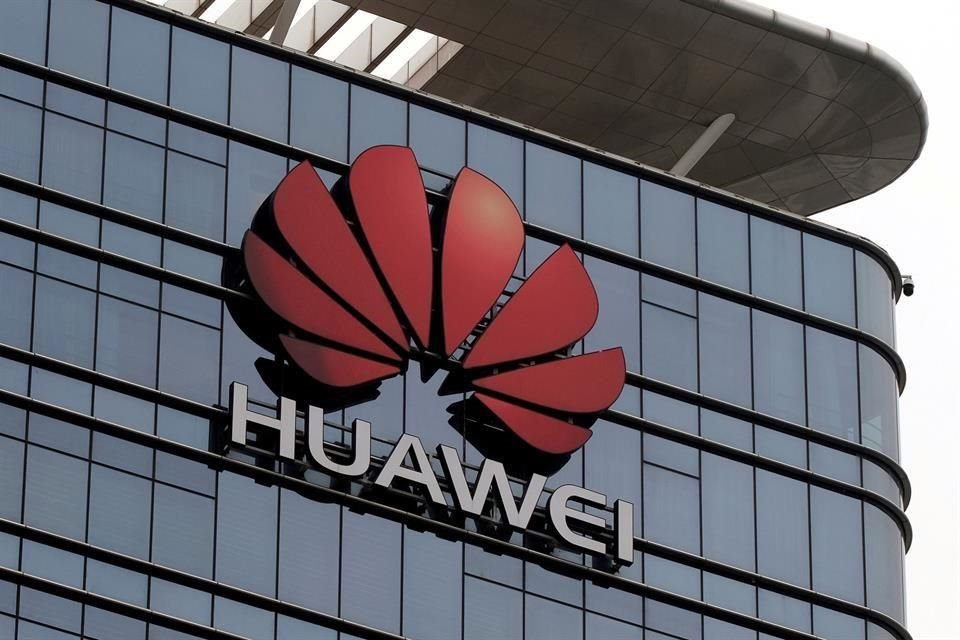 El Departamento de Comercio anunció el miércoles que agregó a Huawei Technologies Co y a 70 filiales en la denominada 'Lista de Entidades', una decisión que prohíbe a la compañía adquirir componentes y tecnología de firmas estadounidenses sin aprobación previa de Washington.