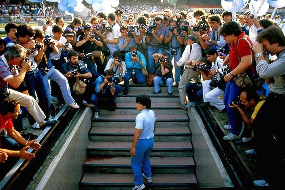 El documental 'Diego Maradona. Rebelde, Héroe, Embaucador, Dios' se centra en el periodo que el jugador pasó en el equipo de futbol Nápoles.