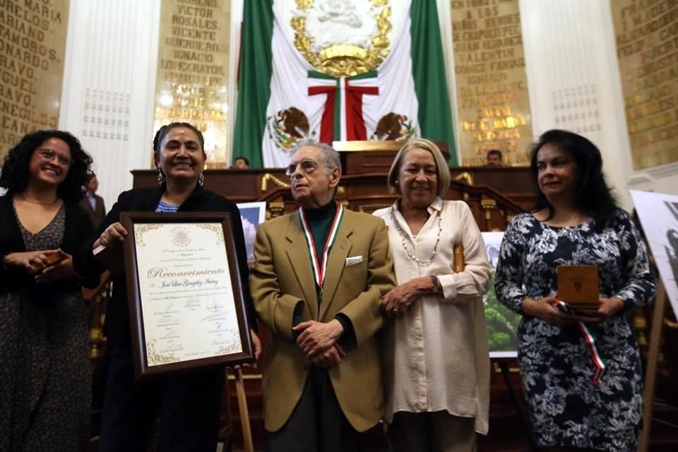 Entre los premiados pro el Congreso local están José Luis González Ibáñez, Margarita Rosa Lara, Enrique Xavier de Anda, Felipe Gerardo Leal Fernández y Óscar Enrique Menéndez Zavala.