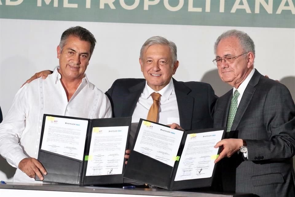 El Gobernador Jaime Rodríguez (de izq. a der.), el Presidente López Obrador y Javier Jiménez Espriú, titular de SCT, tras la firma del acuerdo.