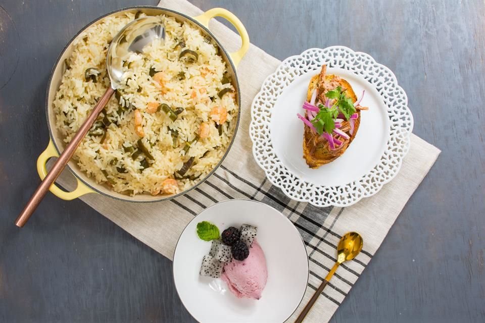 Arroz con camarones y chilacas, mixiote montado y helado de zarzamora.