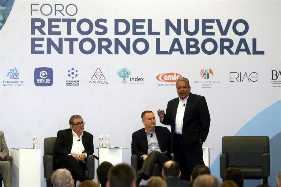 Tereso Medina Ramírez, de la CTM, habla durante su participación en el Foro sobre Retos del Nuevo Entorno Laboral.