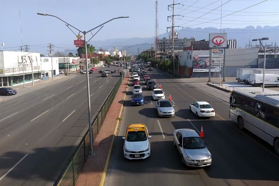 Debido al caos vial registrado en la Avenida Universidad, Tránsito de Monterrey implementa un contraflujo a la altura de la Plaza Monumental