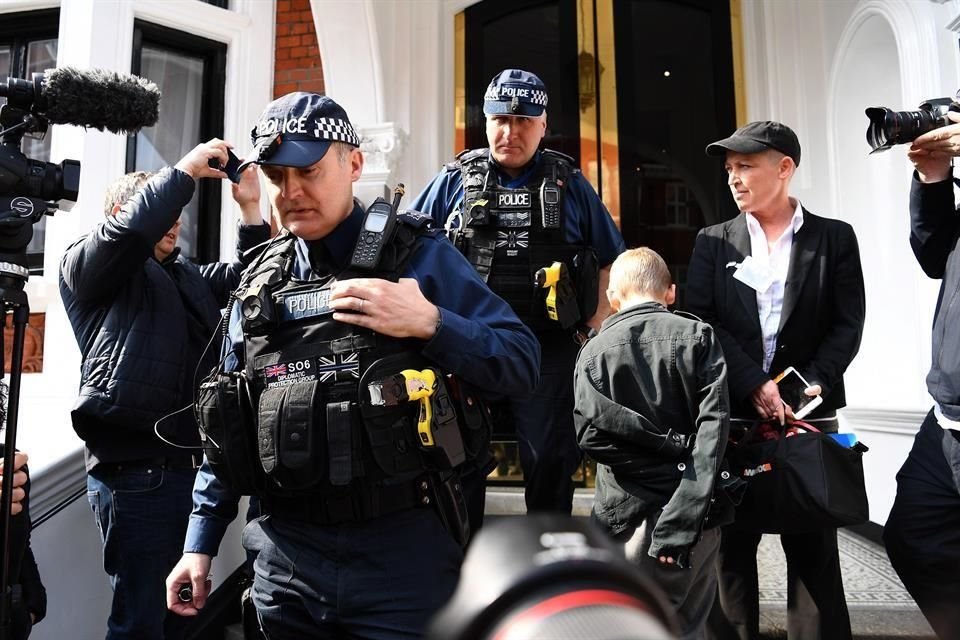 Dos policías montan guardia a las puertas de la Embajada de Ecuador en Londres, este lunes. Posesiones que Assange tenía en la Embajada de Ecuador en Londres van a ser entregadas a EU