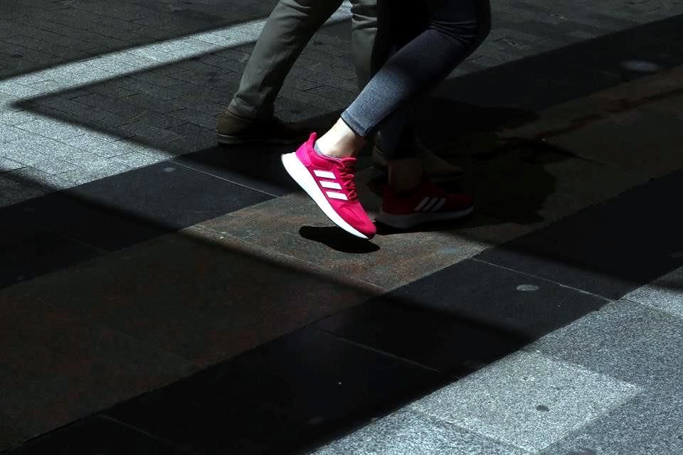 De acuerdo con una estimación de la organización de Distribuidores y Minoristas del Calzado de Estados Unidos, la imposición de aranceles del 25 por ciento podría aumentar el costo para sus clientes en unos 7 mil millones de dólares anuales.