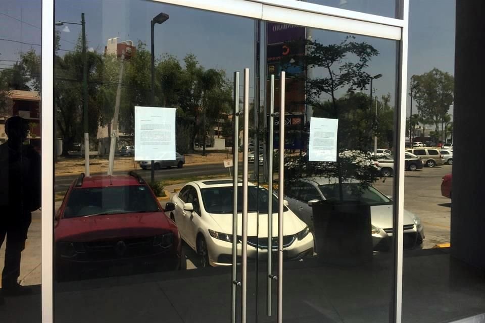 En las puertas de la sucursal de mueblería Anagrama ubicada en Plaza Bach, se encuentran avisos de cierre y datos para que clientes puedan comunicarse para ser atendidos.
