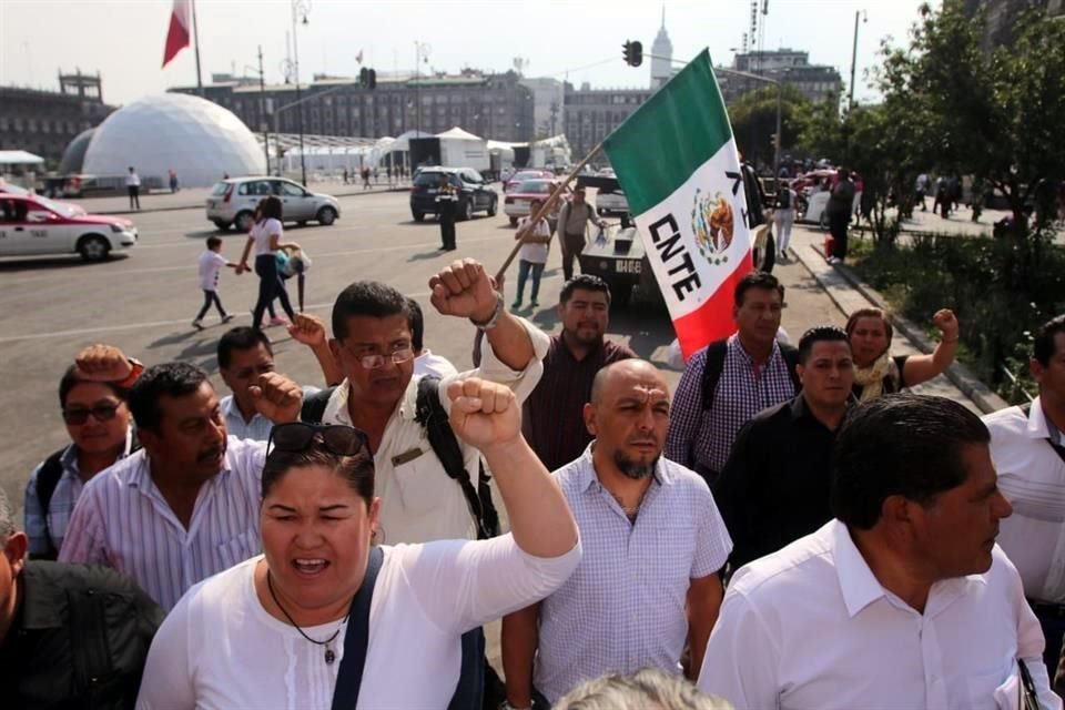 Los miembros de la CNTE llegaron esta tarde a Palacio Nacional.