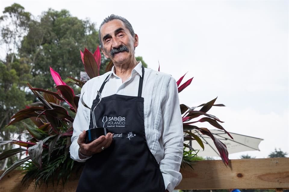 El reconocimiento póstumo fue entregado por Alejandro Garza Díaz, director del evento, al chef Yuri de Gortari, quien fue compañero de Escamilla por más de tres décadas.