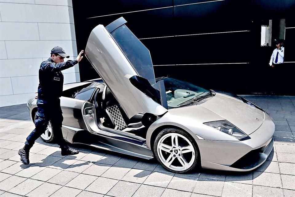 Entre los vehículos a subastar se encuentran un Lamborghini Murciélago, con valor de un millón 472 mil pesos, y una Ford Shelby, de un millón 216 mil pesos.