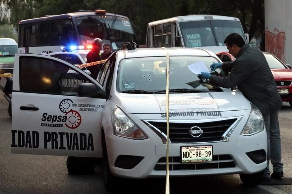 Custodios de una empresa de seguridad privada fueron agredidos a balazos cuando transitaban por Periférico, durante un intento de robo.