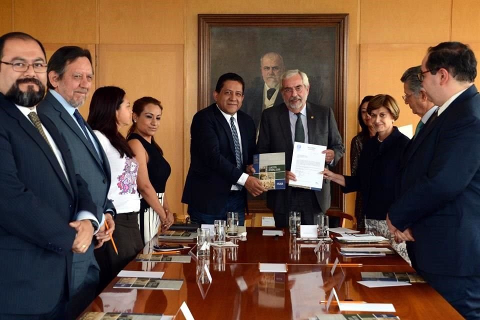 El documento lo recibió el presidente de la Comisión de Vigilancia de la ASF de la Cámara baja, Mario Alberto Rodríguez Carrillo (centro izquierda).