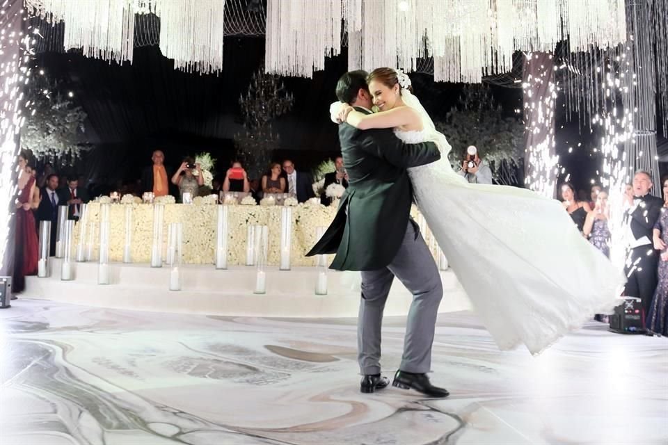 En una emotiva ceremonia y con un festejo inolvidable, Karen Velasco Rojas y Jacobo Michel López se convirtieron en esposos ante la ley.