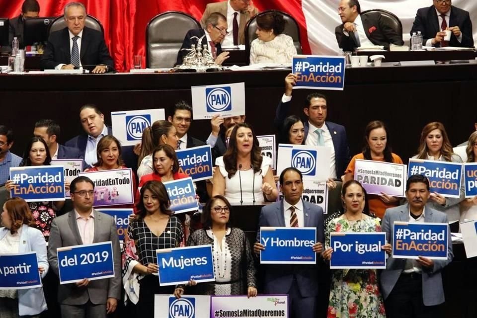 Los legisladores del PAN también subieron a tribuna para acompañar los posicionamientos de sus correligionarias.