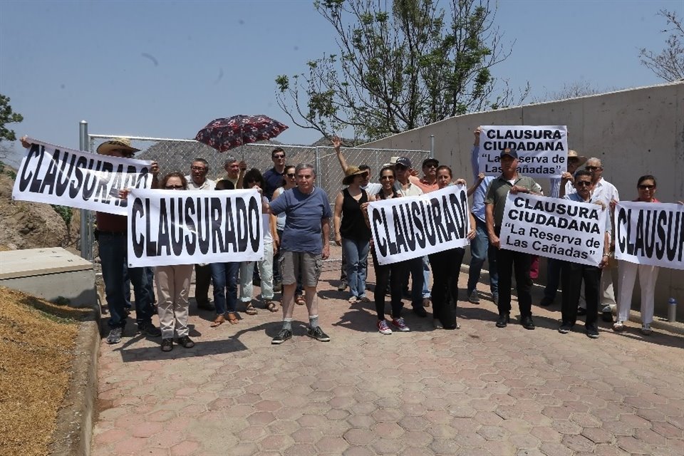 Vecinos clausuraron simbólicamente el complejo 'La Reserva de las Cañadas', por considerar que está afectando al medio ambiente.
