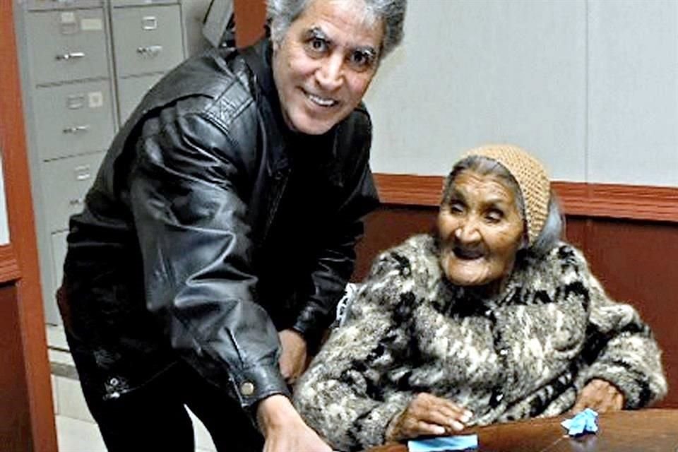 El cronista de los Kiliwa con 'Polita'.