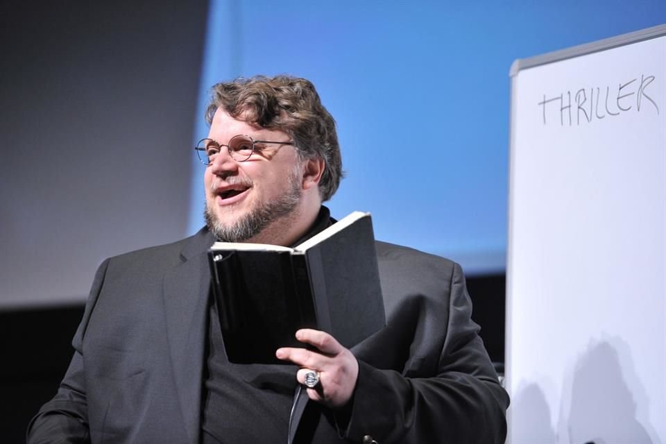 Guillermo Del Toro pagará los boletos de avión de niños y adolescentes mexicanos que también irán a competir a un concurso de matemáticas en Reino Unido.