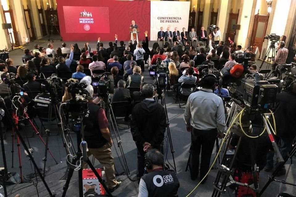 La alfombra fue instalada desde el pasado viernes por personal de la Secretaría de la Defensa Nacional.