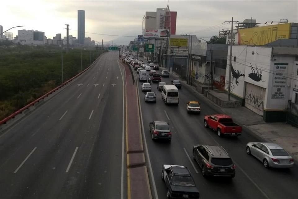 Largas filas se registran en la circulación normal de Morones tras el cierre en los carriles exprés a la altura de Félix U. Gómez.