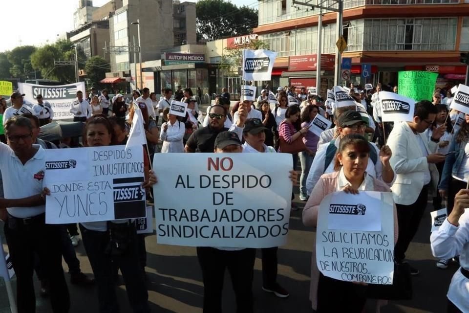 Los manifestantes solicitaron, en pancartas, reubicación de compañeros.