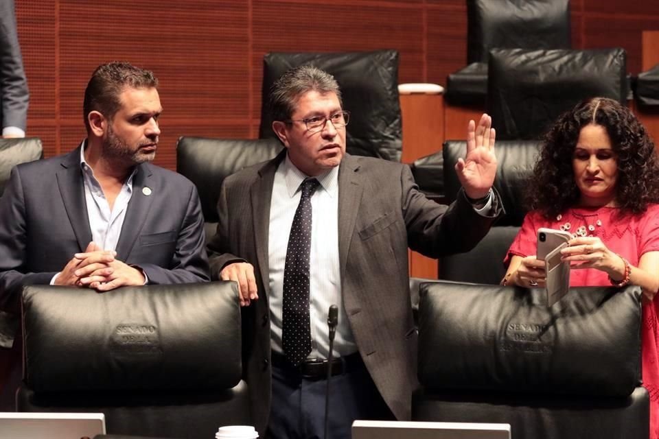 Ricardo Monreal (centro), coordinador de los senadores de Morena.