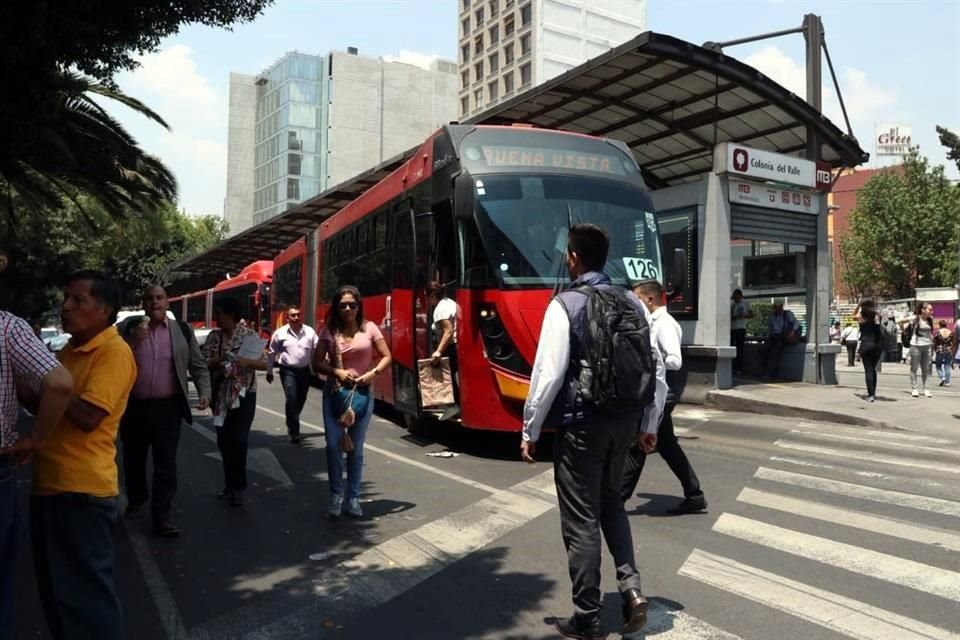 El Metrobús no opera en estaciones Del Valle y Nápoles.