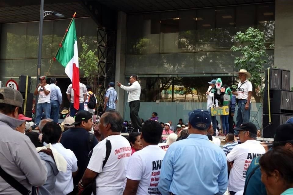Manifestantes en la Sener bloquean Insurgentes Sur en ambos sentidos a la altura del Eje 5 Sur, en la Colonia del Valle.